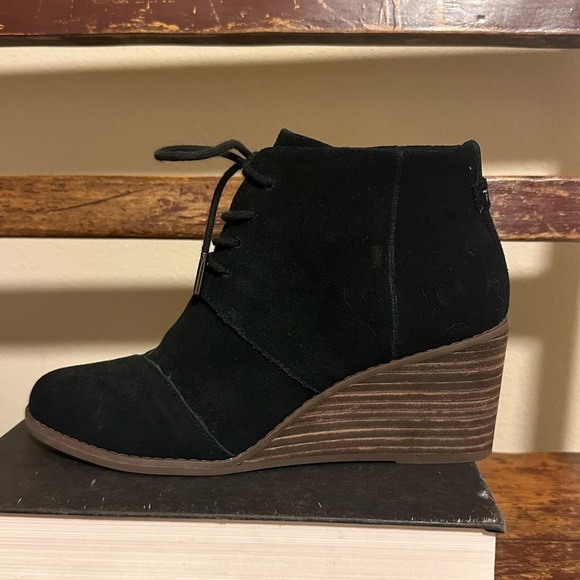 TOMS Hyde Black Suede Wedge Ankle Boots Lace Up Booties - Picture 2 of 12